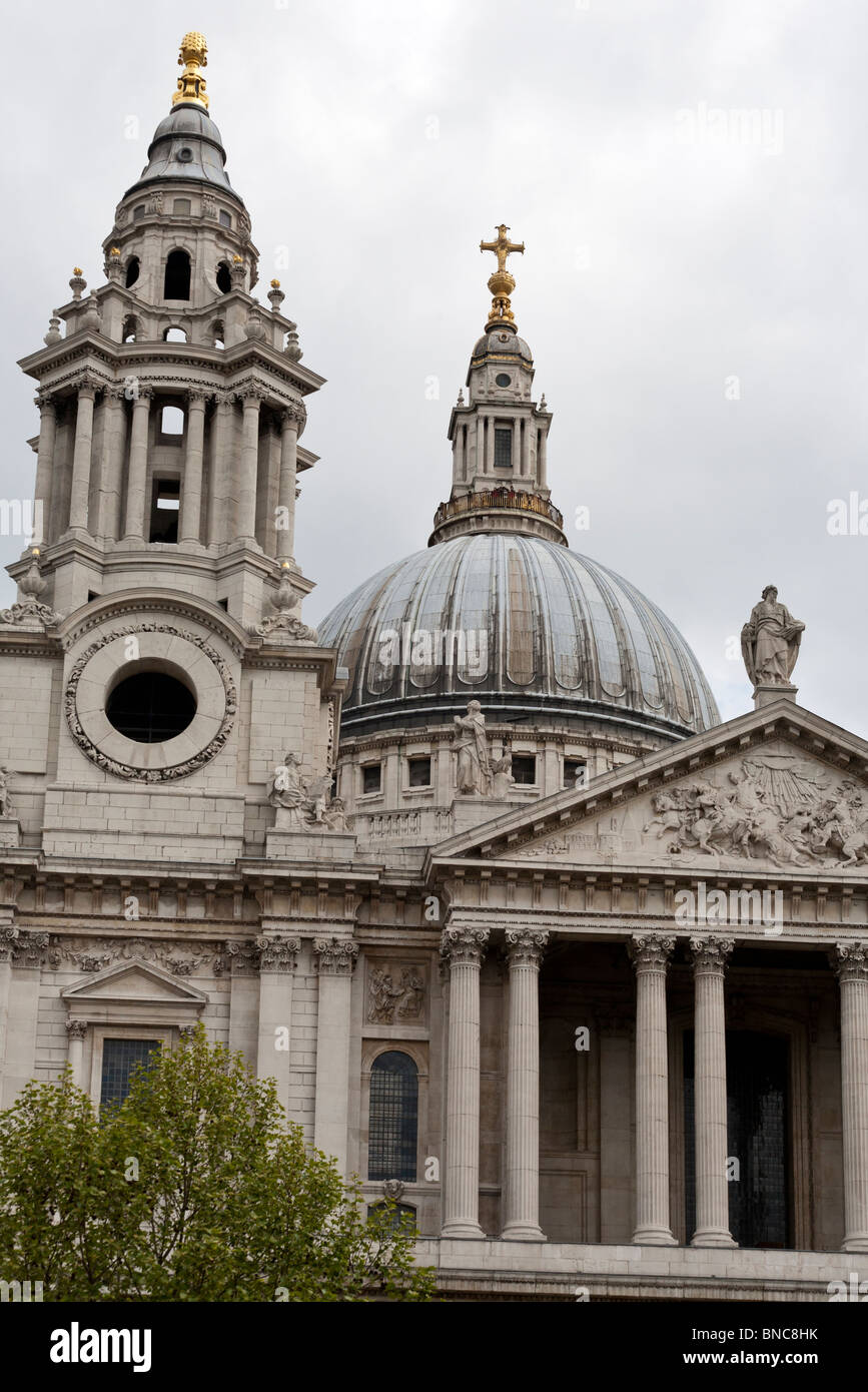 Dettagli della cupola e una guglia di san Paolo a Londra. L'ingresso principale, la cupola e il campanile della cattedrale di St Paul Foto Stock