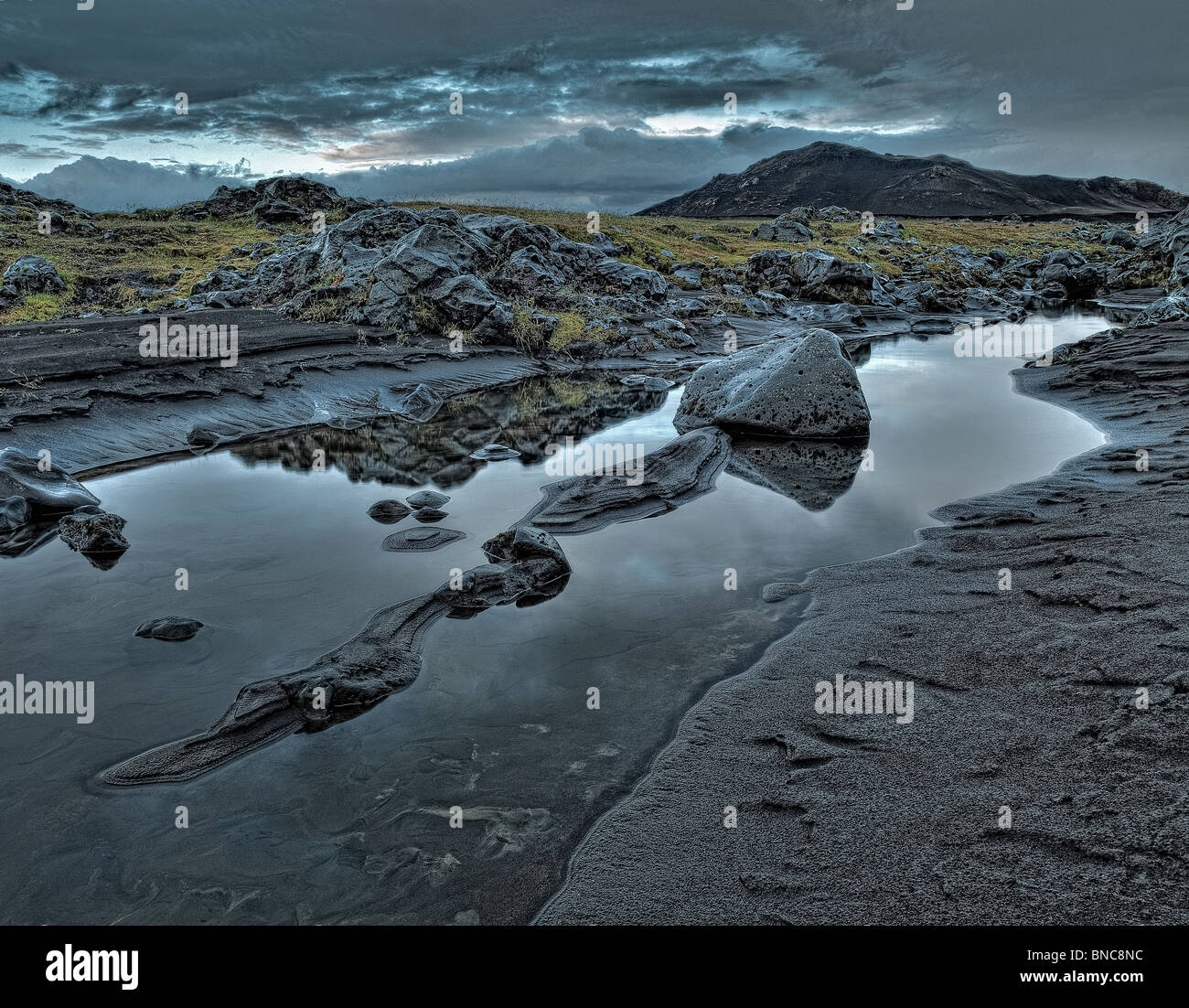 Fiume Emstrua passando al di sopra di roccia lavica in Islanda Foto Stock