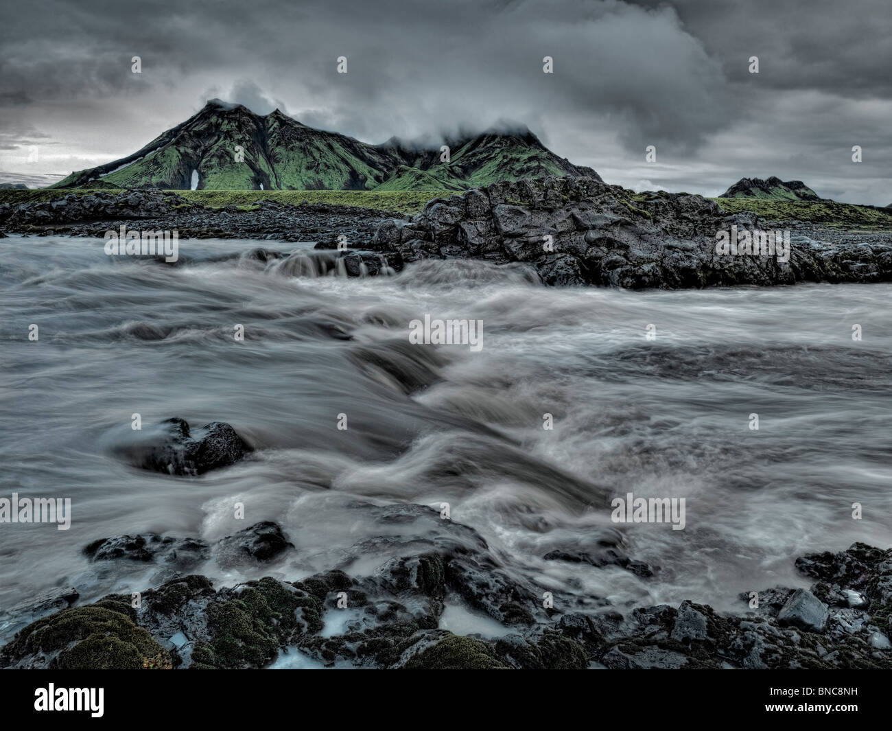 Fiume Emstrua passando al di sopra di roccia lavica in Islanda Foto Stock