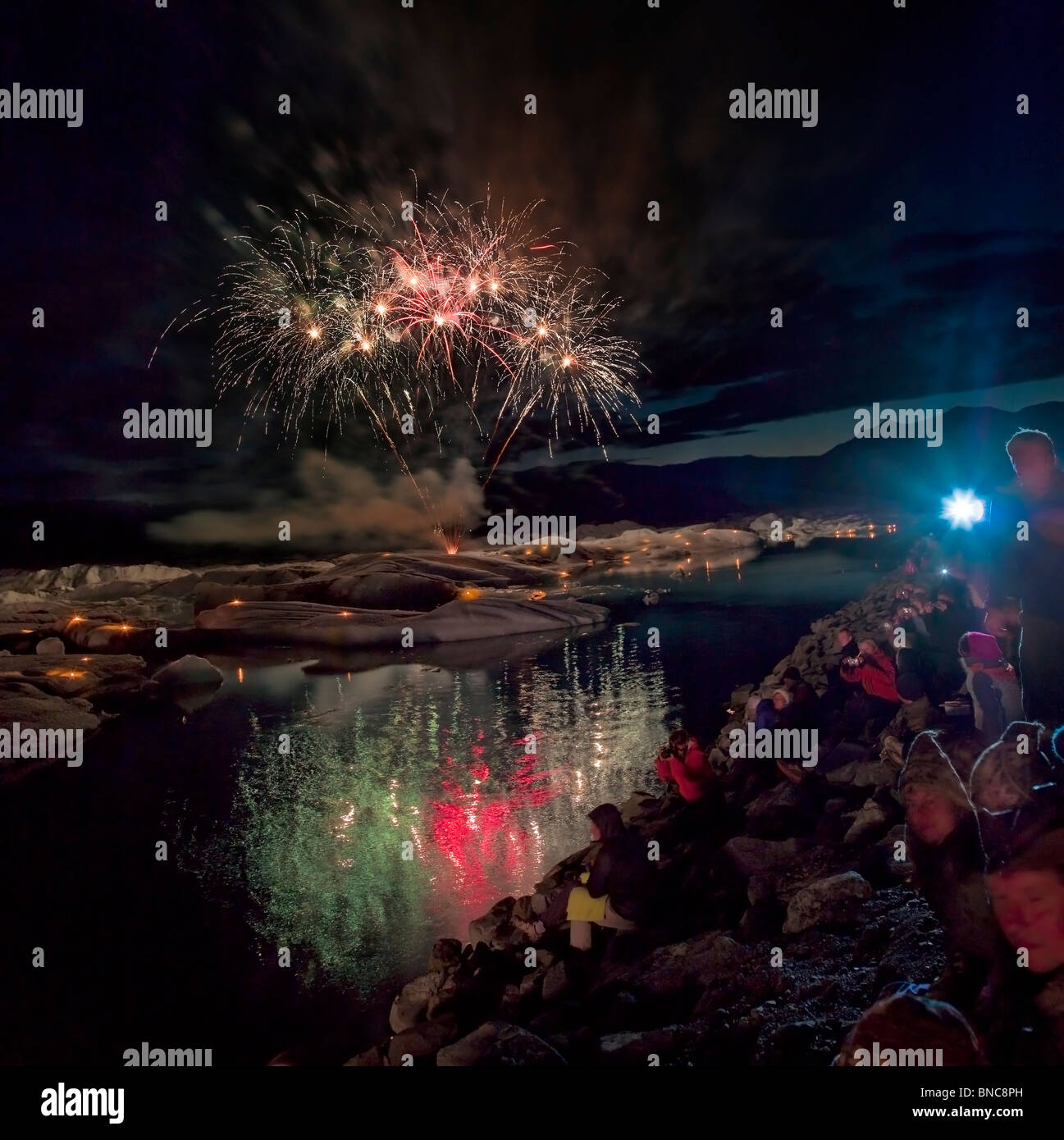 Fuochi d'artificio su Jokulsarlon laguna glaciale, Islanda Foto Stock