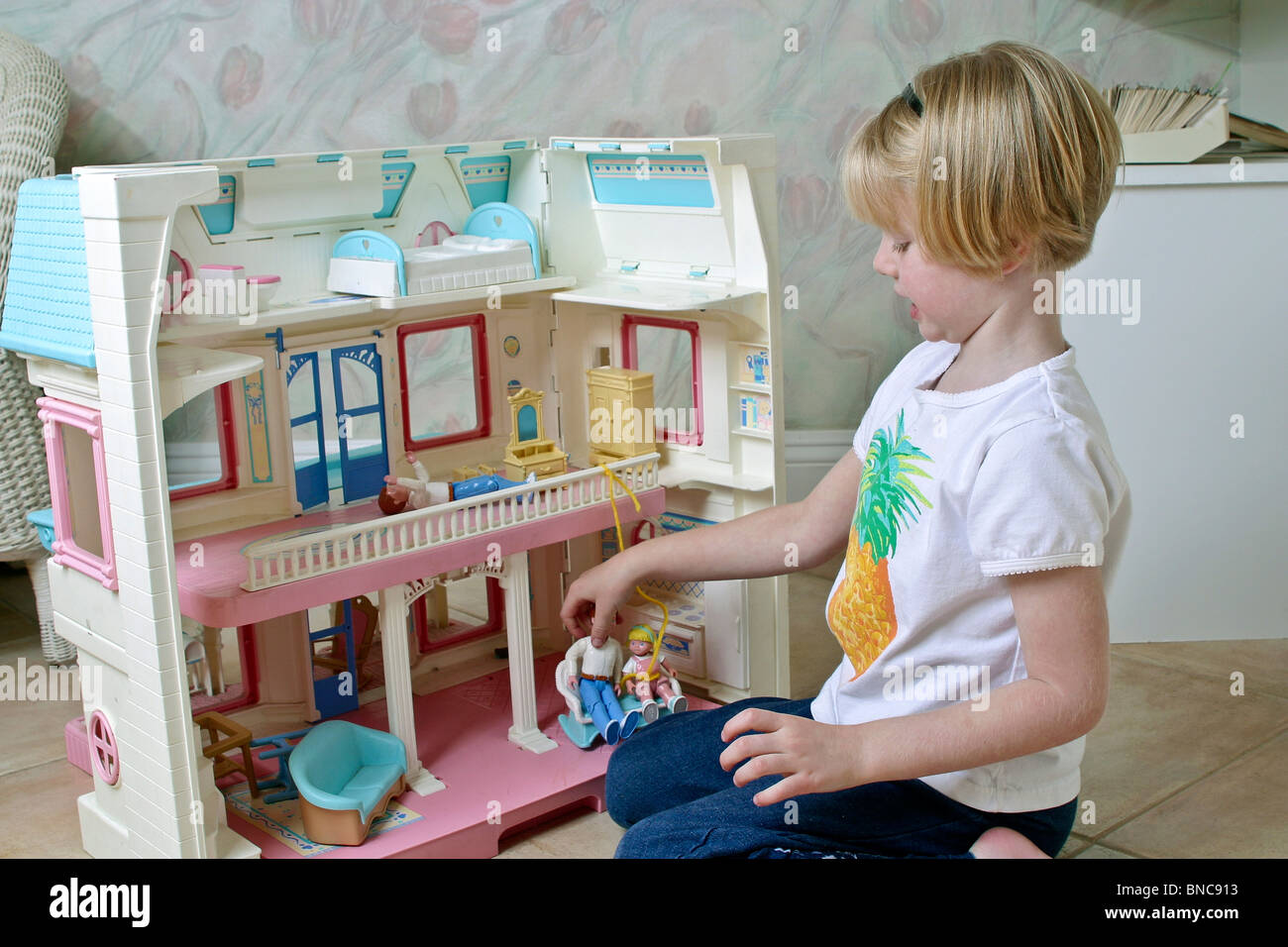 5 anno vecchia ragazza giocare con la casa di bambola. Signor © Myrleen Pearson Foto Stock