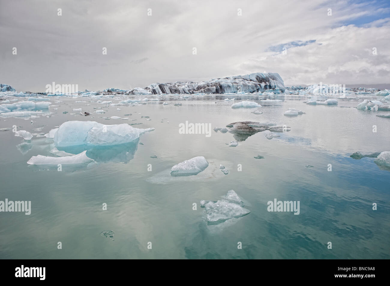 Iceberg galleggianti in Jokulsarlon laguna glaciale Breidamerkurjokull, ghiacciaio Vatnajokull calotta di ghiaccio, Islanda Orientale Foto Stock