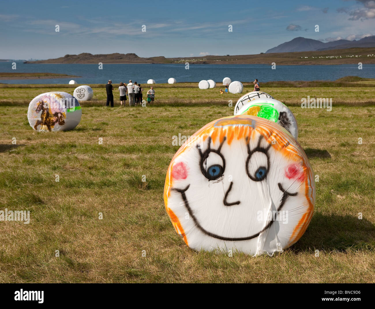 Pittura bails fieno durante un festival estivo, Hvalfjordur, Islanda Foto Stock