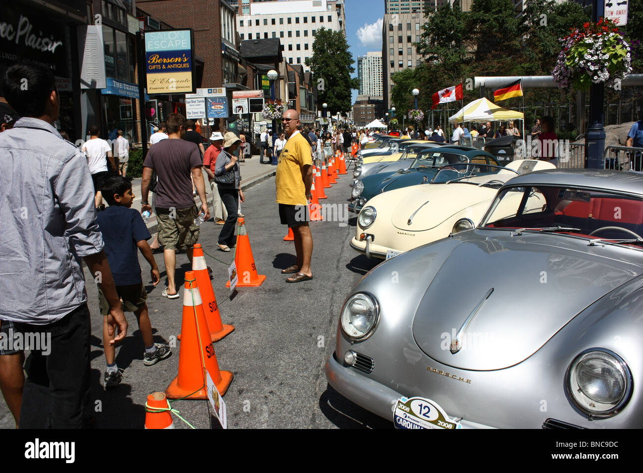 Vintage classic Porsche vetture sport folla street Foto Stock