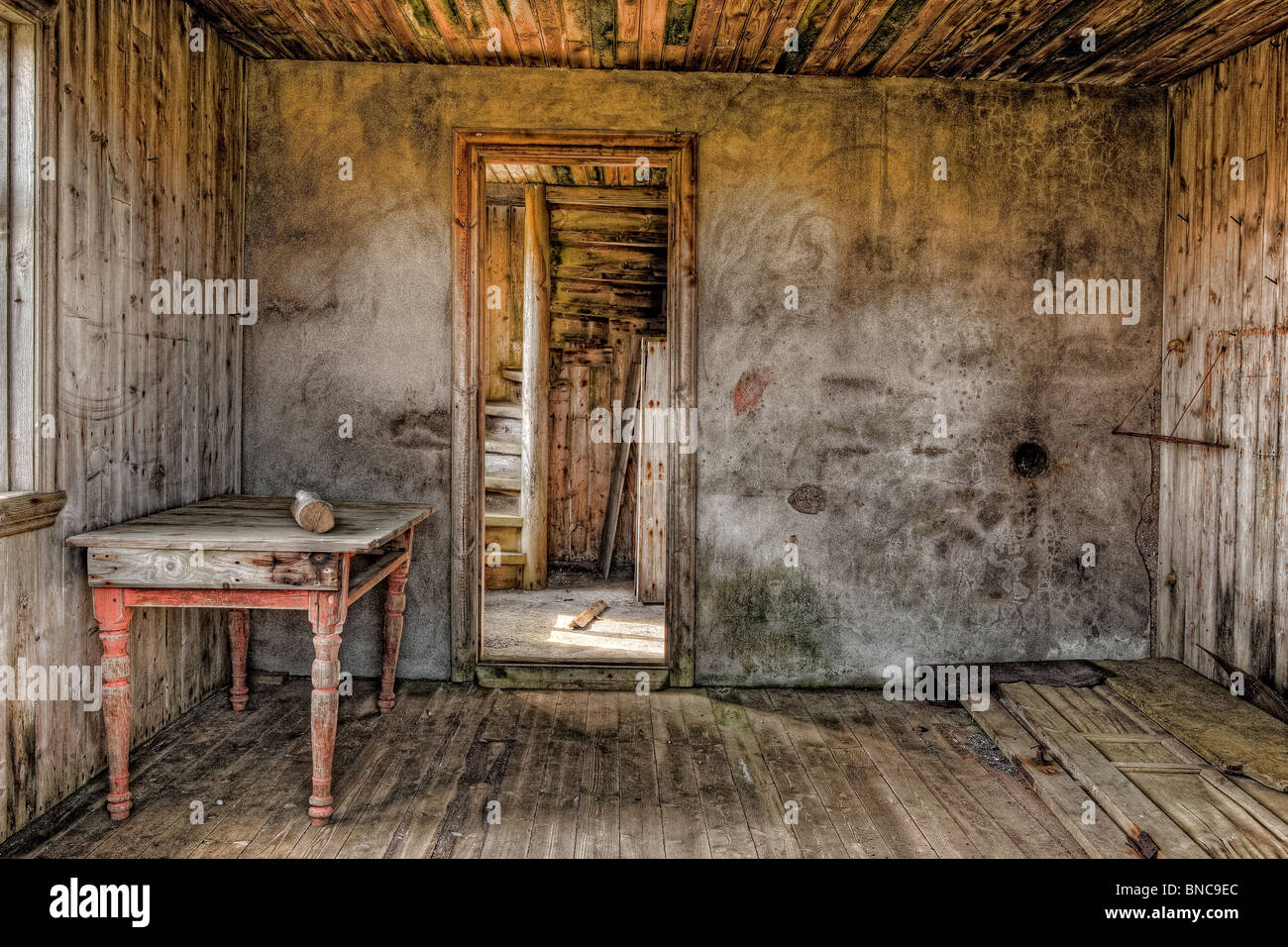 All'interno di abbandonare la farm house, Melrakkasletta, Nord Islanda Foto Stock