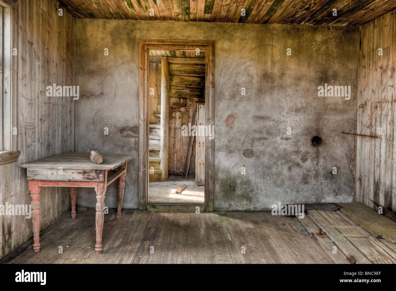 All'interno di abbandonare la farm house, Melrakkasletta, Nord Islanda Foto Stock