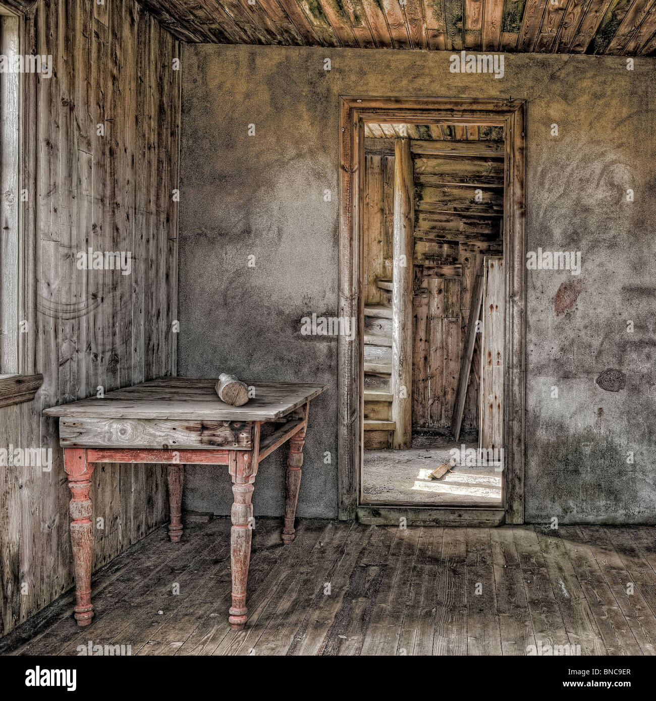 All'interno di abbandonare la farm house, Melrakkasletta, Nord Islanda Foto Stock