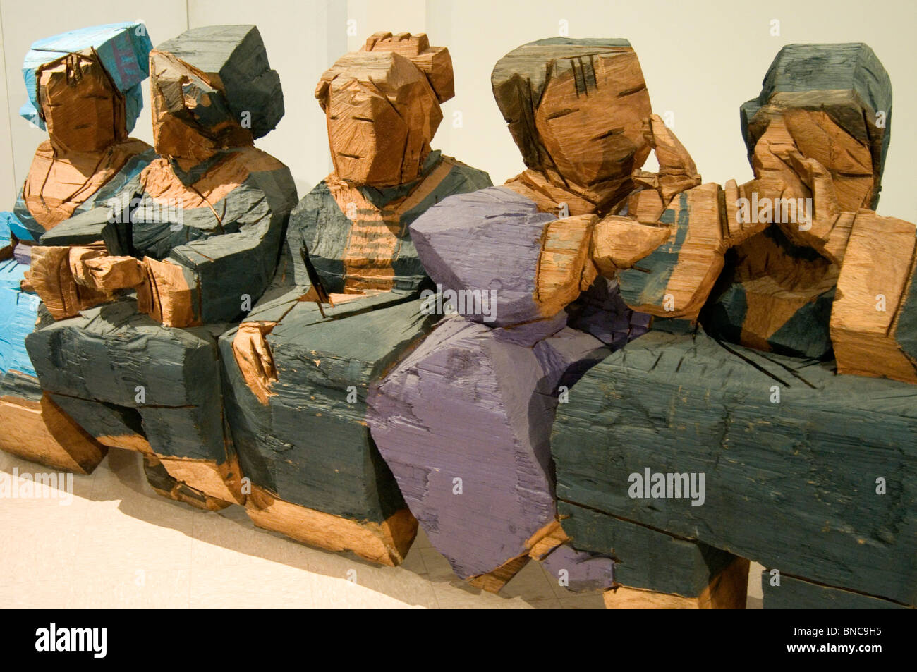 Un lavoro in legno dipinto in scultore Taiwanese Ju Ming Living world series Foto Stock