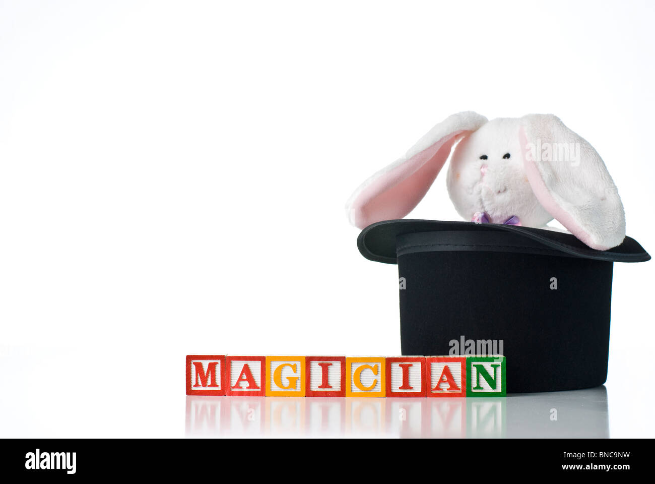 Bambini colorati blocchi del mago di ortografia con un coniglietto coniglio in un top hat Foto Stock