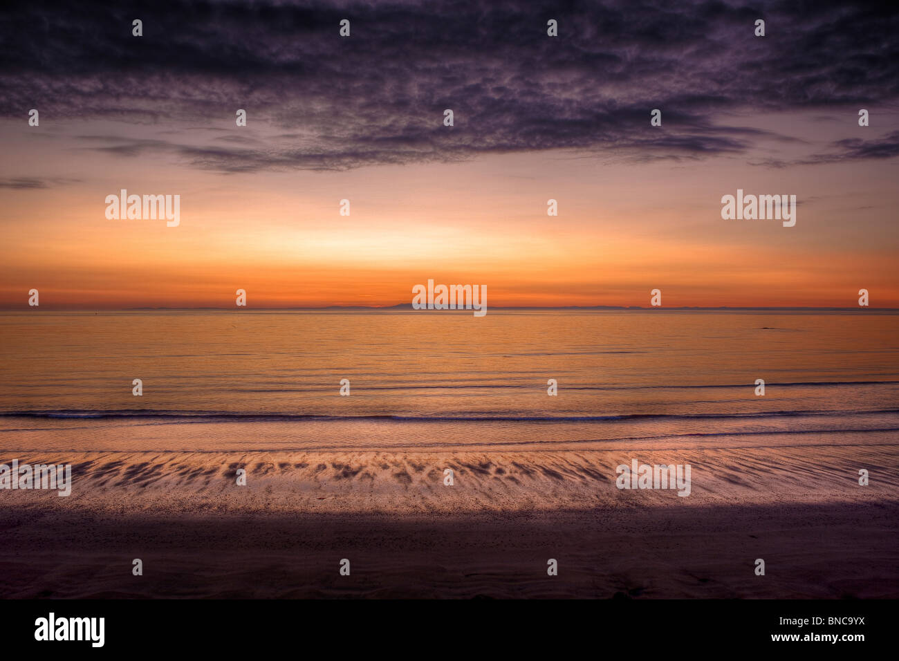Il sole di mezzanotte nel Nord Atlantico sulla penisola Snaefellsnes, Islanda Foto Stock
