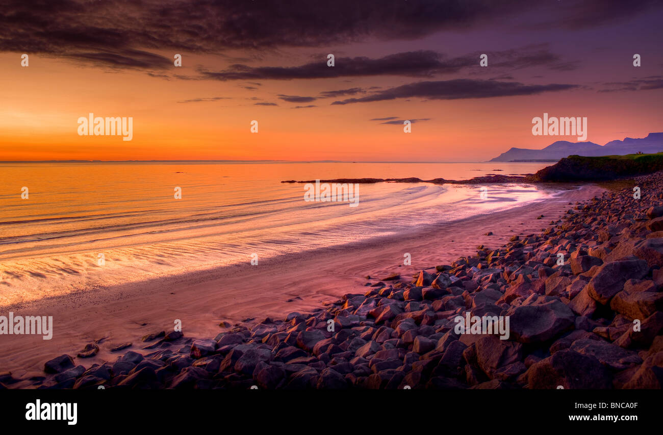 Il sole di mezzanotte nel Nord Atlantico sulla penisola Snaefellsnes, Islanda Foto Stock
