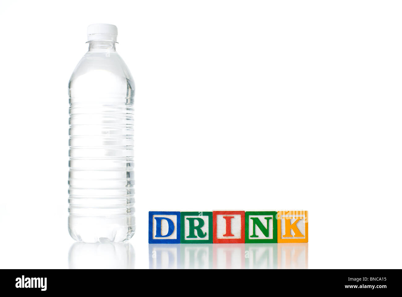Colorata per bambini ortografia blocchi drink con un chiaro bottiglia d' acqua in plastica Foto stock - Alamy
