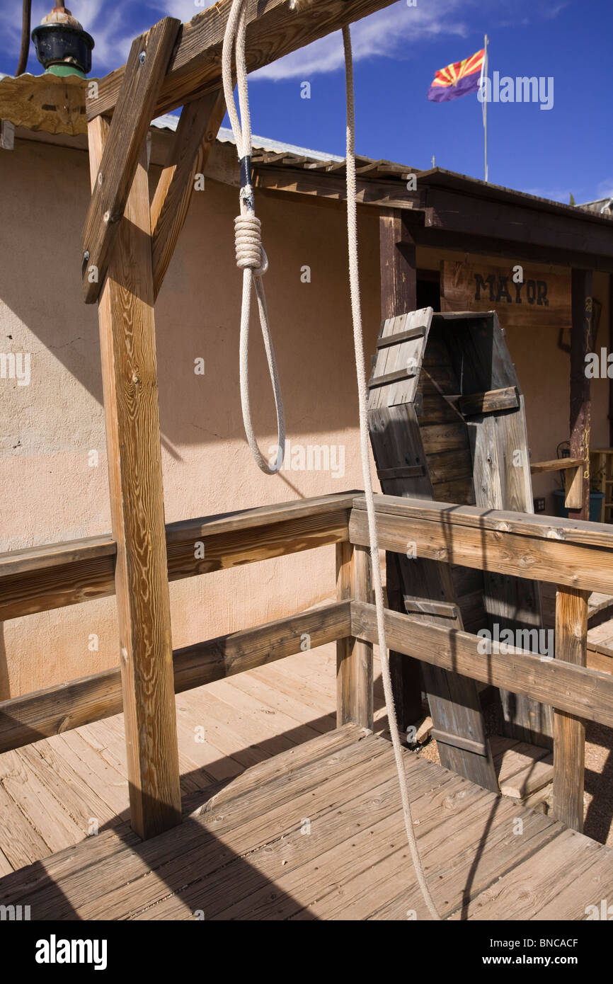 Gallows, cappio e la bara di fronte all'ufficio del Sindaco, oggetto contrassegnato per la rimozione definitiva, Arizona. Foto Stock