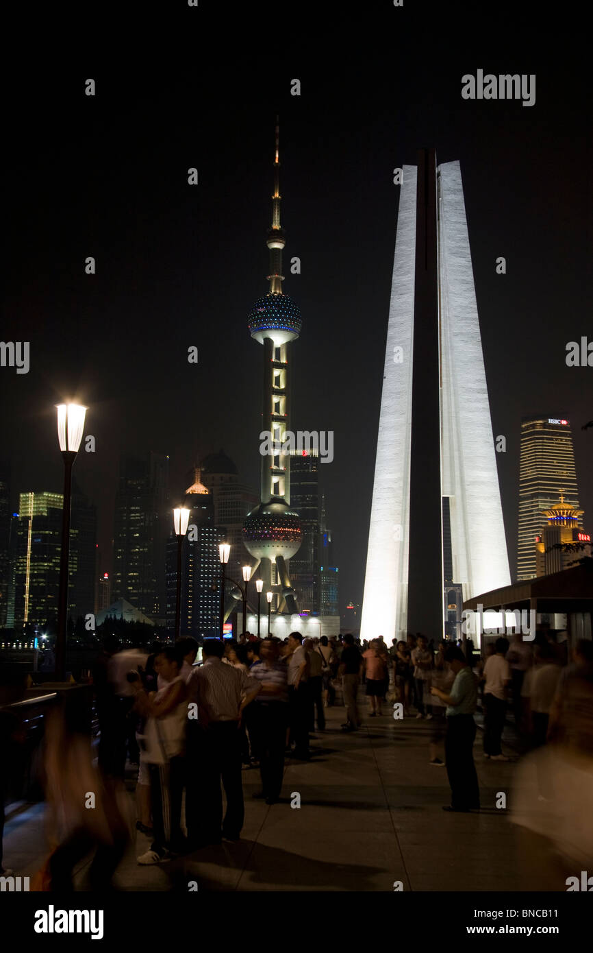 La punta nord del Bund, Shanghai con Pearl Tower e il monumento al popolo di eroi Foto Stock