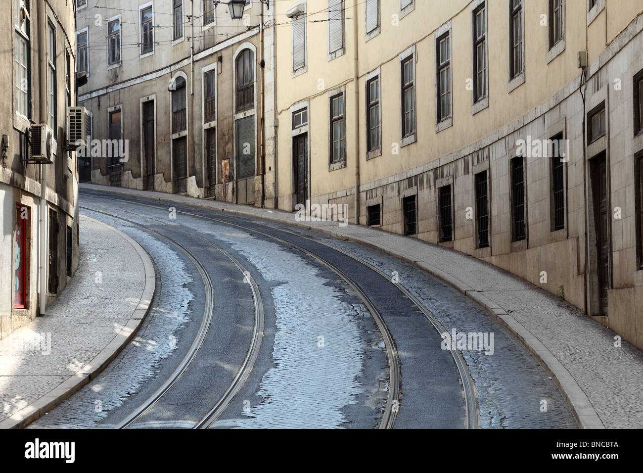 Strada con binari tranviari a Lisbona, Portogallo Foto Stock