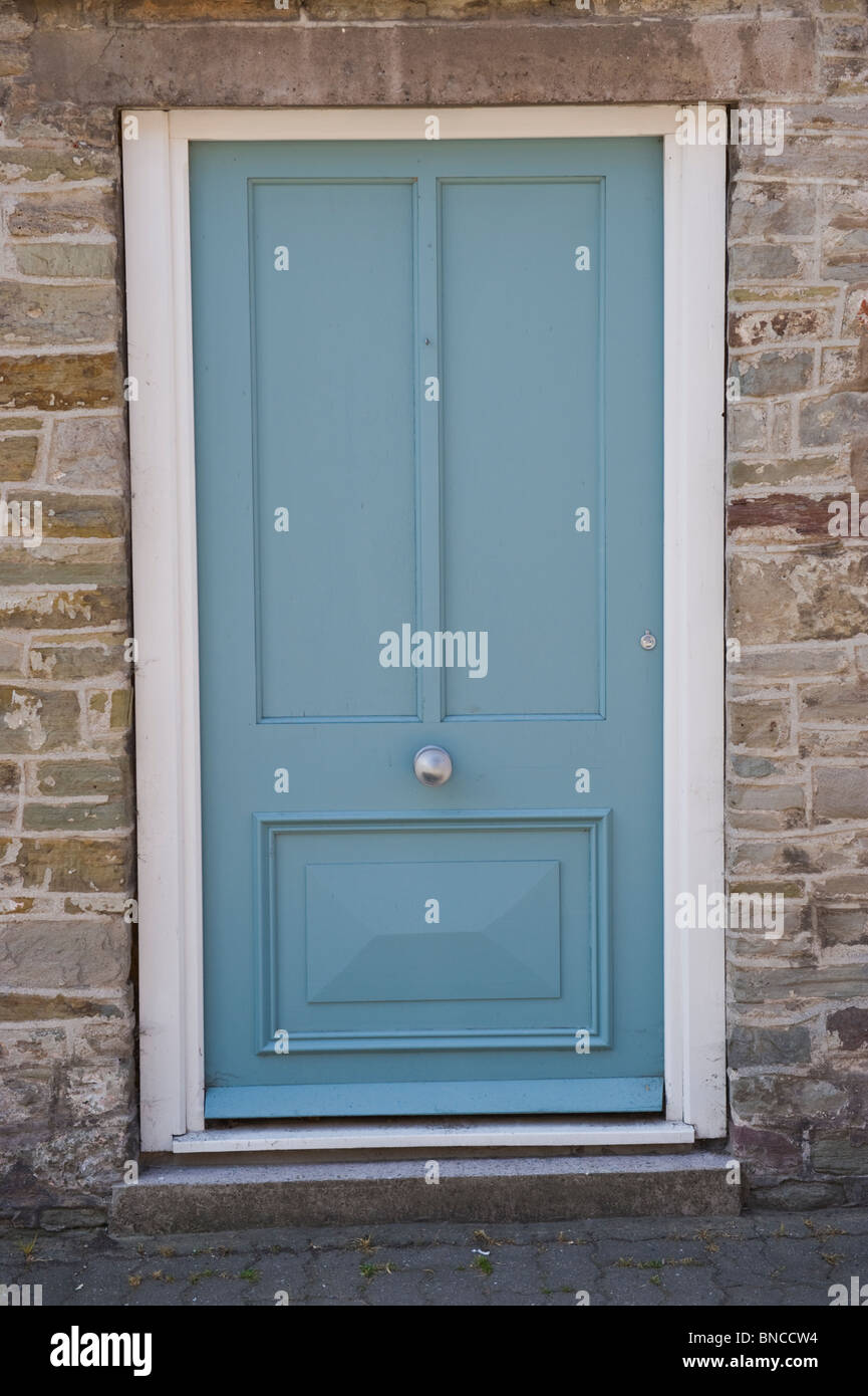 Grigio non numerato davanti la porta di casa in Hay-on-Wye Powys Wales UK Foto Stock