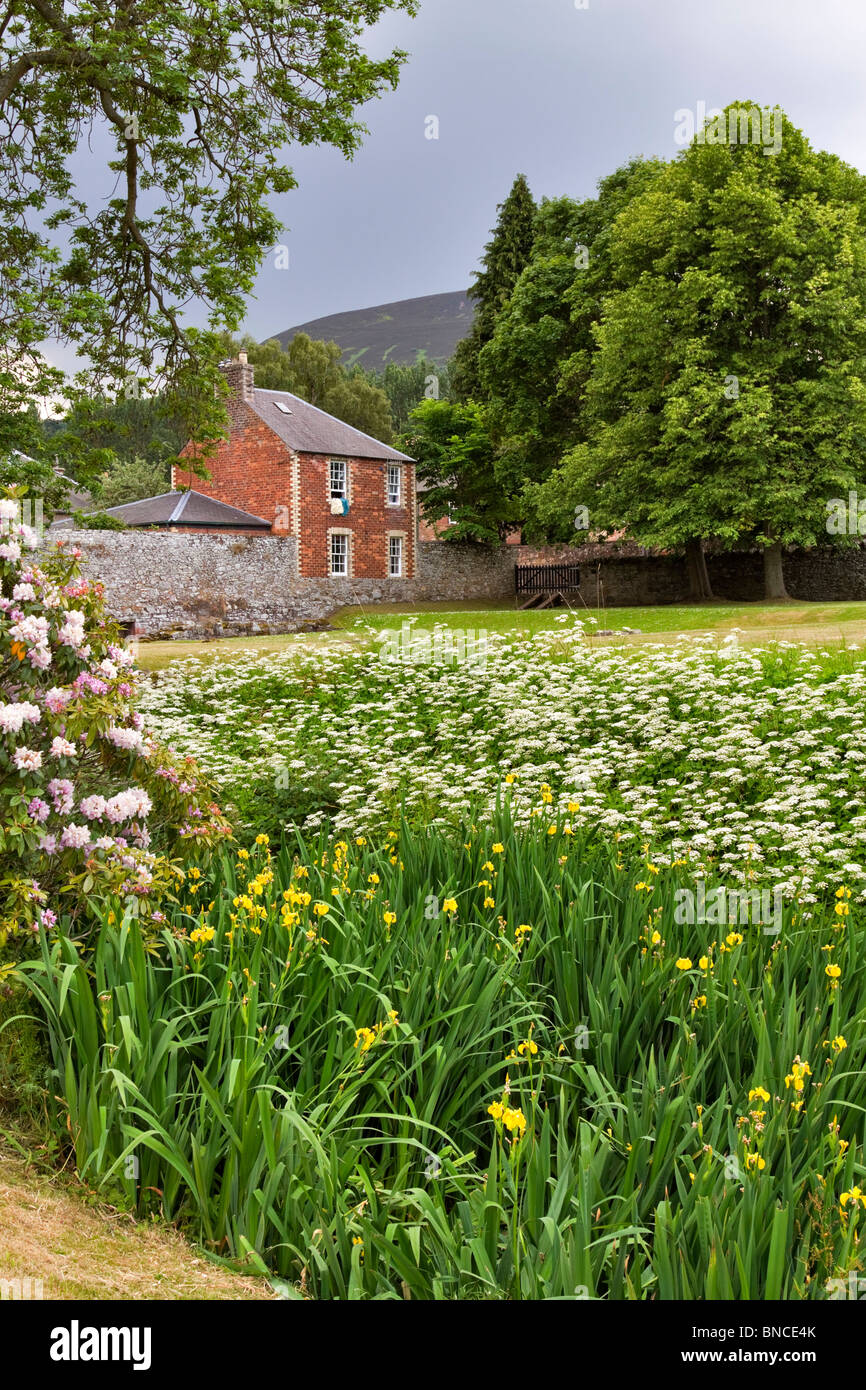 Melrose, Scottish Borders, Scozia. Una casa costruita in una parte della parete dell'abbazia in rovina. Foto Stock
