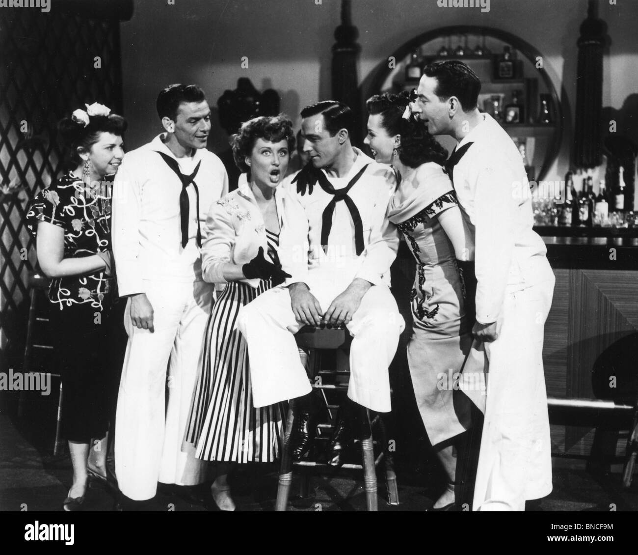 Sul comune 1949 MGM film musicale con Gene Kelly seduto e Frank Sinatra a sinistra e Ann Miller a destra Foto Stock