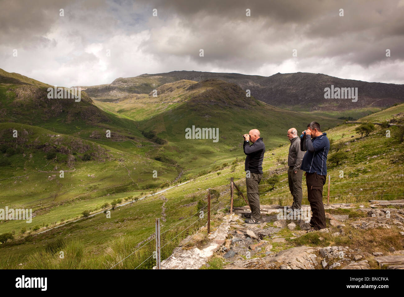 Regno Unito, Galles Snowdonia, Nant Gwynant, visitatori guardando il paesaggio attraverso il binocolo Foto Stock