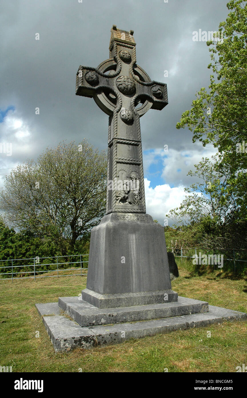 Croce celtica segna il luogo di nascita di San Columba in Co Donegal Irlanda Foto Stock