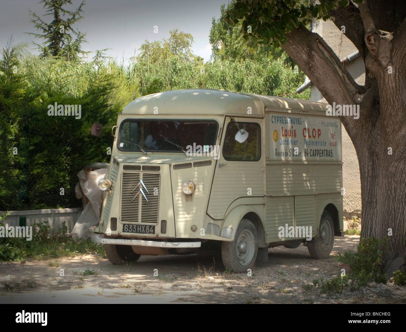 Vecchia Citroen furgone in un cortile della Francia, in Provenza , Foto Stock