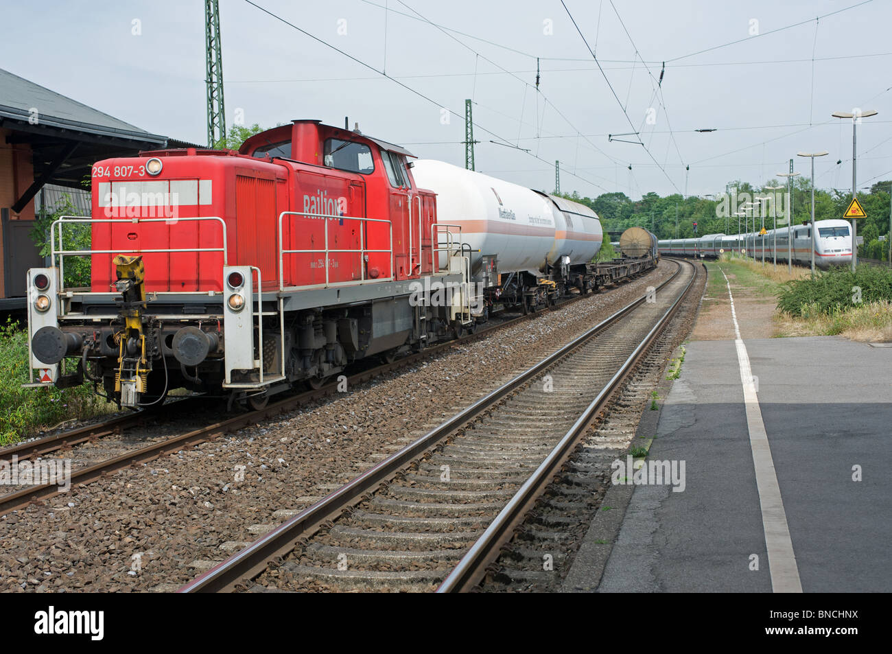 Treno merci essendo tenuto a consentire ad alta velocità il treno express per passare, Leichlingen, Renania settentrionale-Vestfalia (Germania). Foto Stock