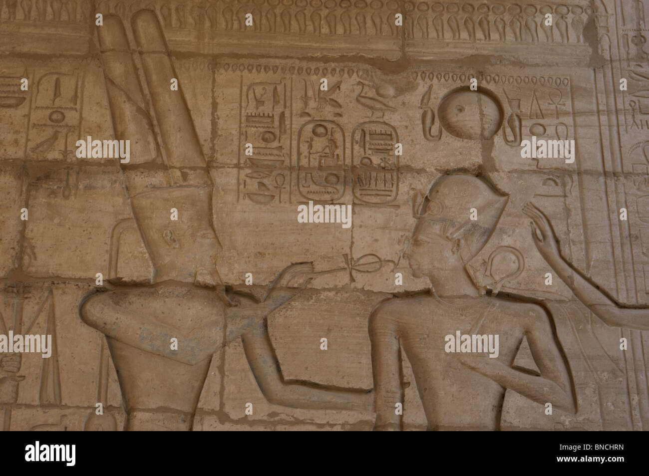 Rilievo raffigurante il dio Amon dando il ankh al faraone Ramses II. Ramesseum. L'Egitto. Foto Stock