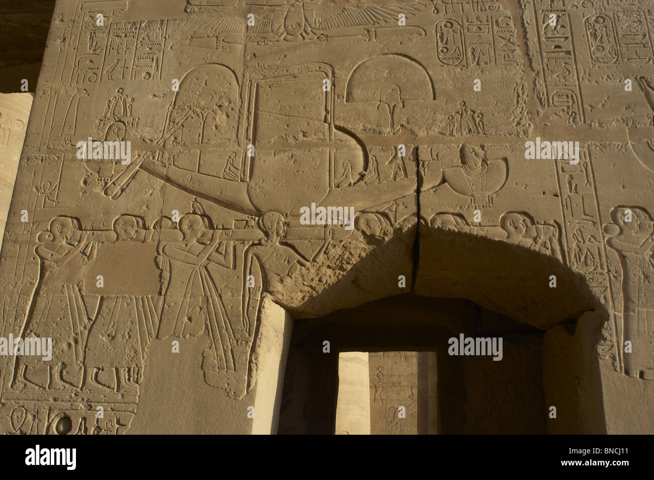 Ramesseum. Rilievo raffigurante la sacra barca solare portati dai sacerdoti. Foto Stock
