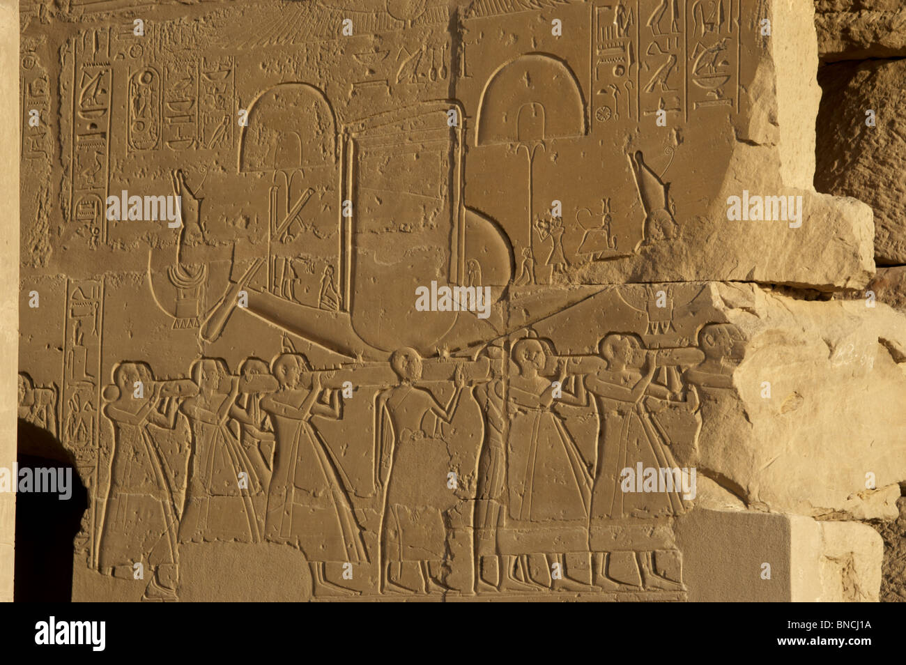 Ramesseum. Rilievo raffigurante la sacra barca solare portati dai sacerdoti. L'Egitto. Foto Stock