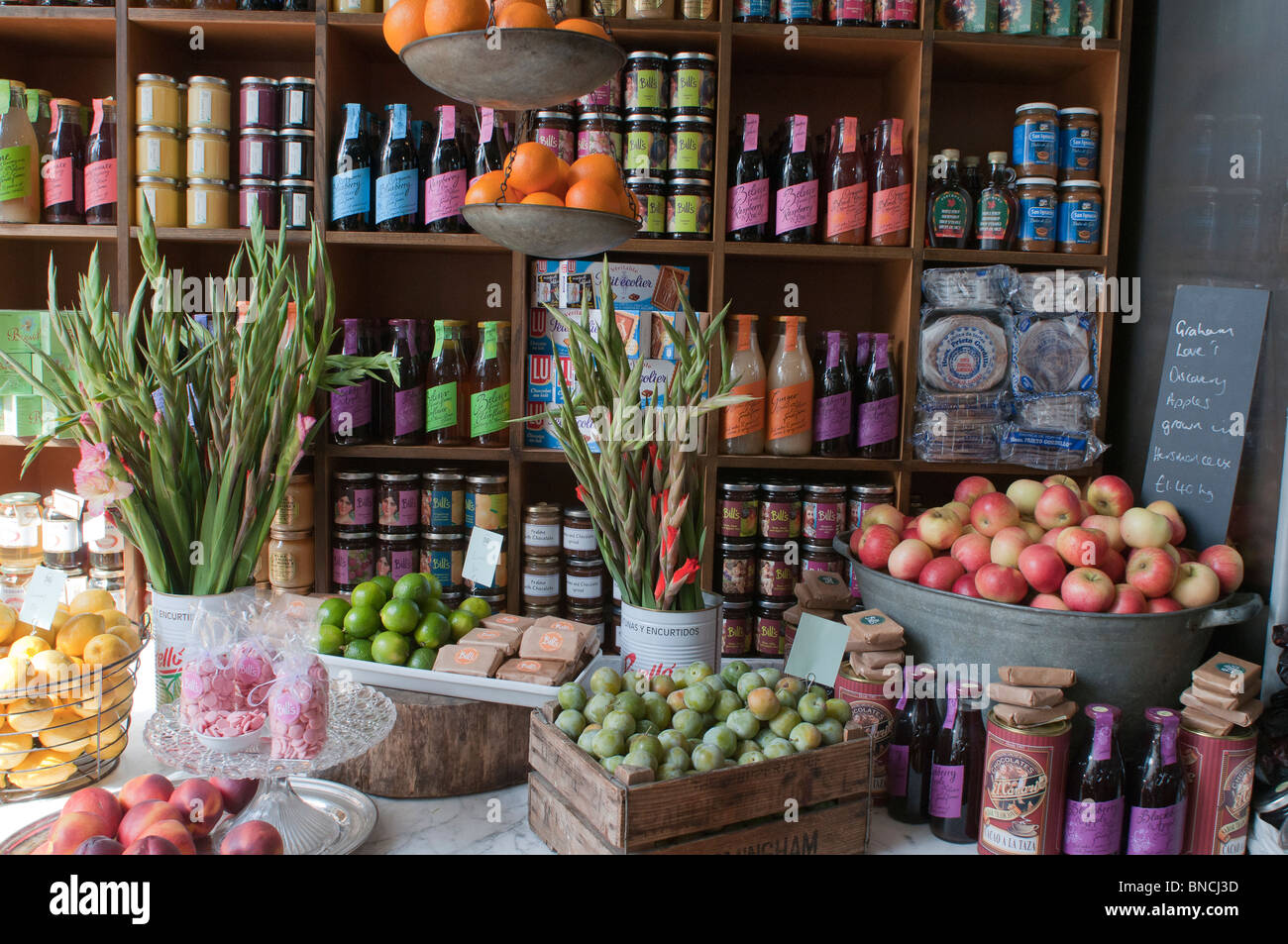 Parte della frutta e verdura a display Bill è produrre Store in Brighton, East Sussex, Inghilterra. Foto Stock