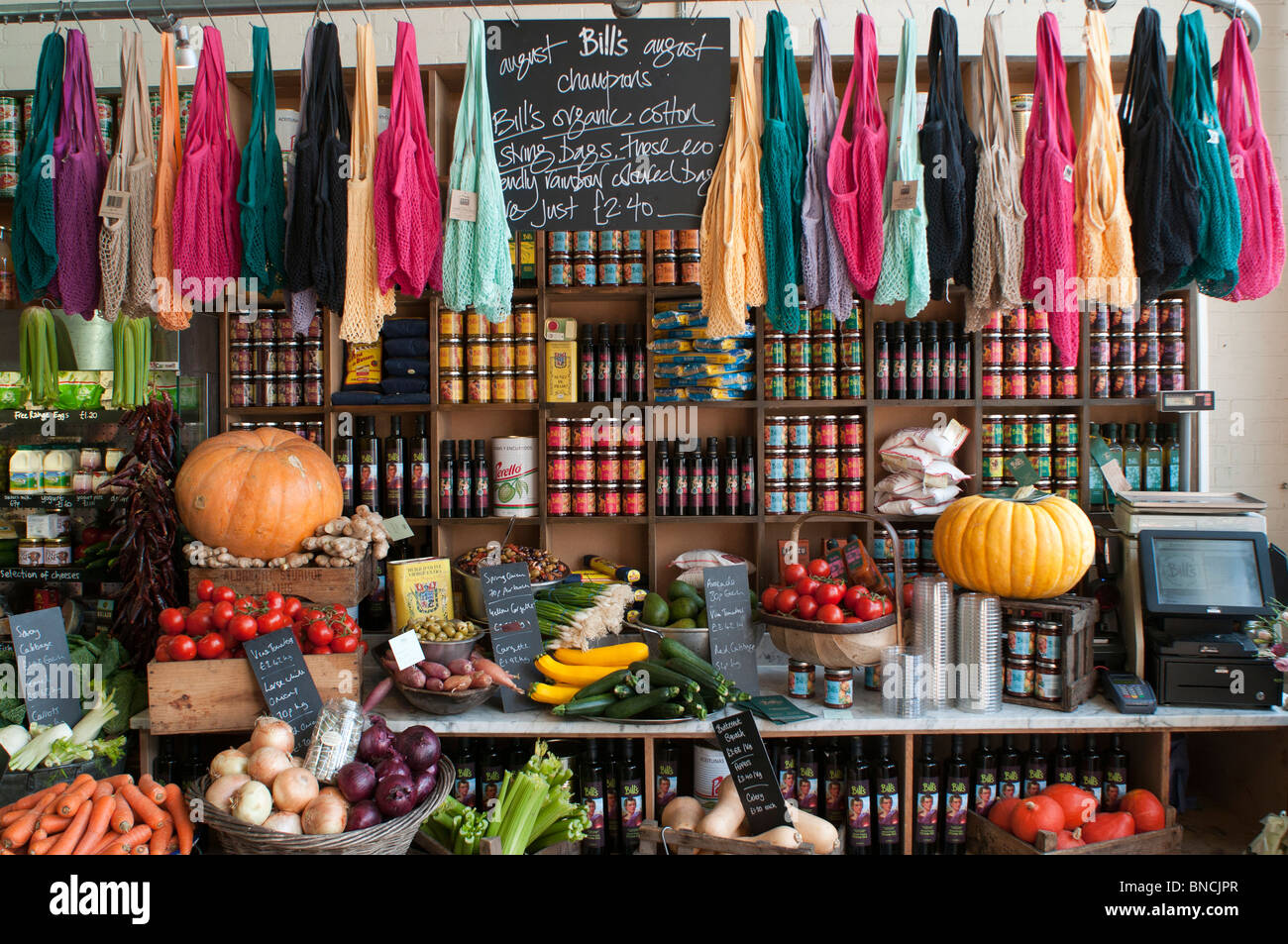 Parte della frutta e verdura a display Bill è produrre Store in Brighton, East Sussex, Inghilterra. Foto Stock