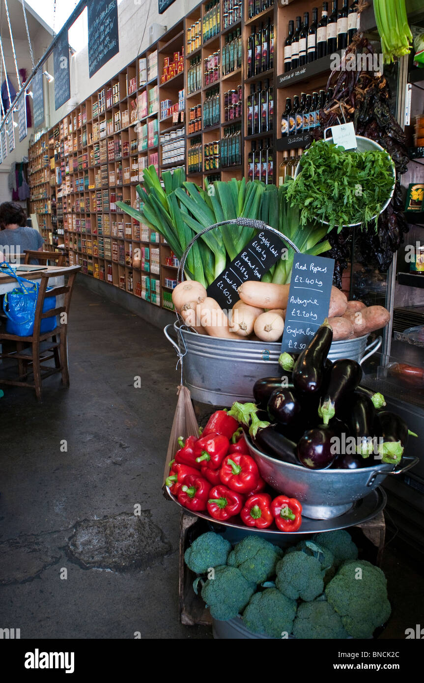 Parte della frutta e verdura a display Bill è produrre Store in Brighton, East Sussex, Inghilterra. Foto Stock