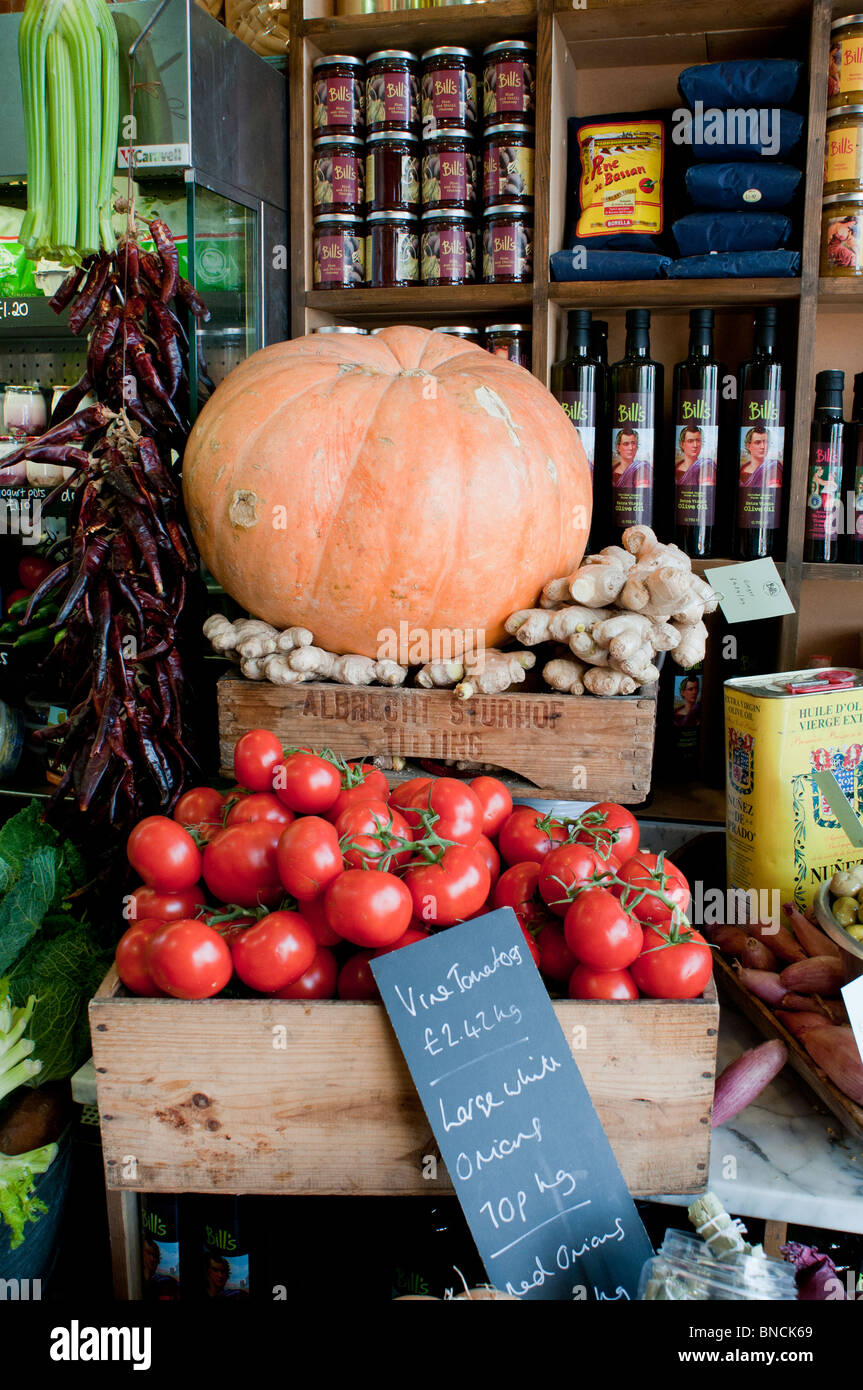Parte della frutta e verdura a display Bill è produrre Store in Brighton, East Sussex, Inghilterra. Foto Stock