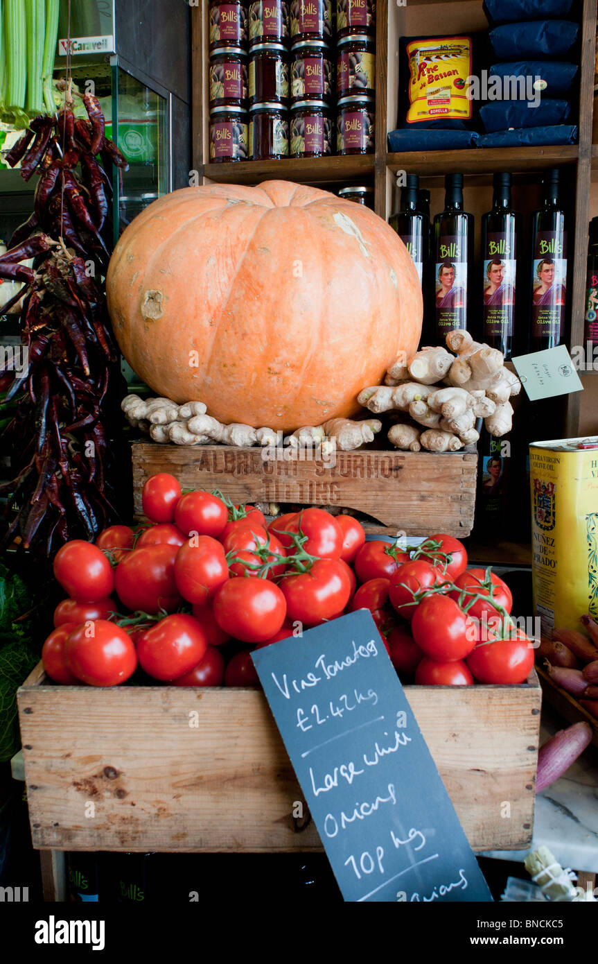 Parte della frutta e verdura a display Bill è produrre Store in Brighton, East Sussex, Inghilterra. Foto Stock