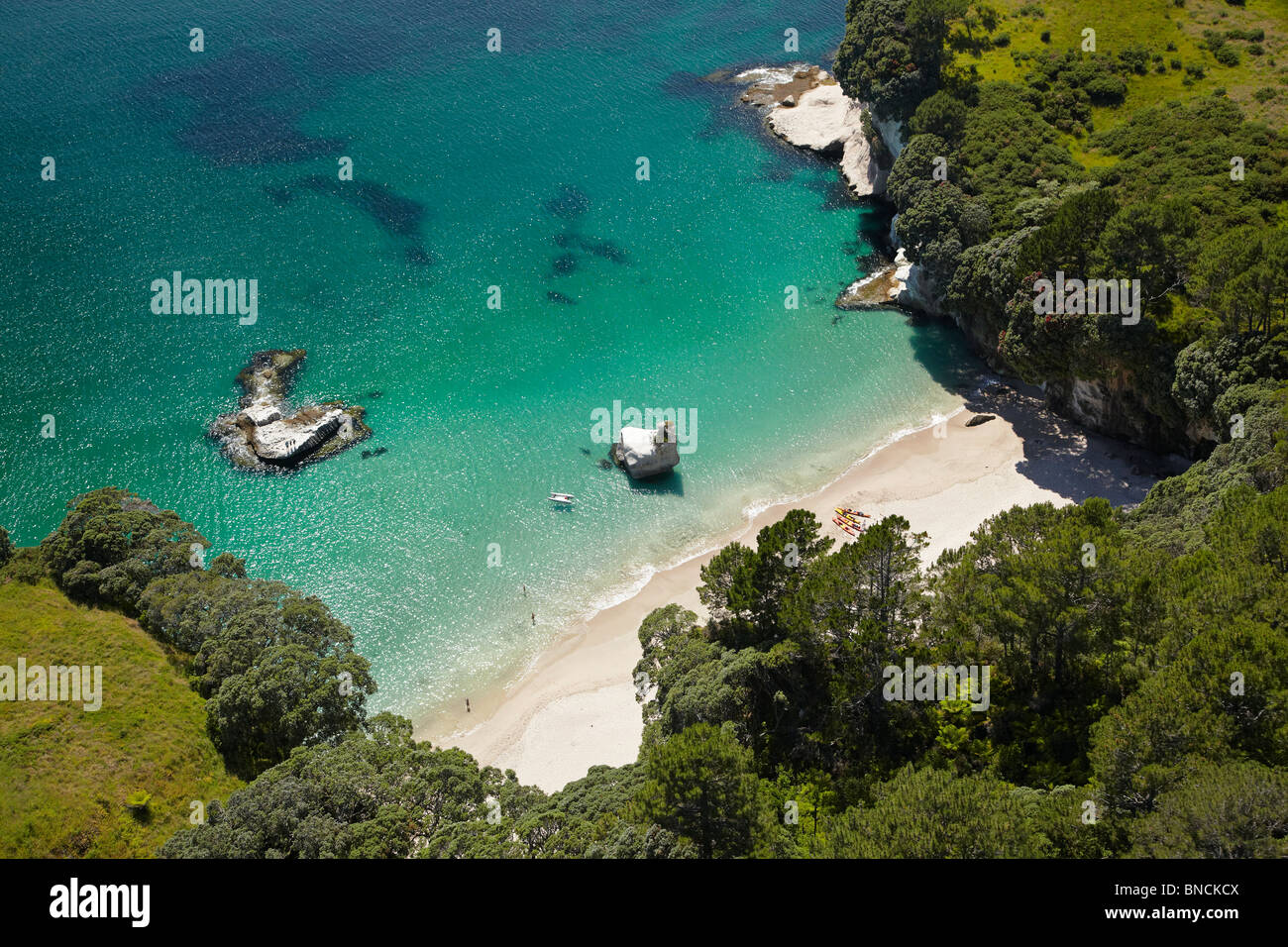 Il mare è la gamba Cove, Cove della cattedrale, Penisola di Coromandel, Isola del nord, Nuova Zelanda - aerial Foto Stock