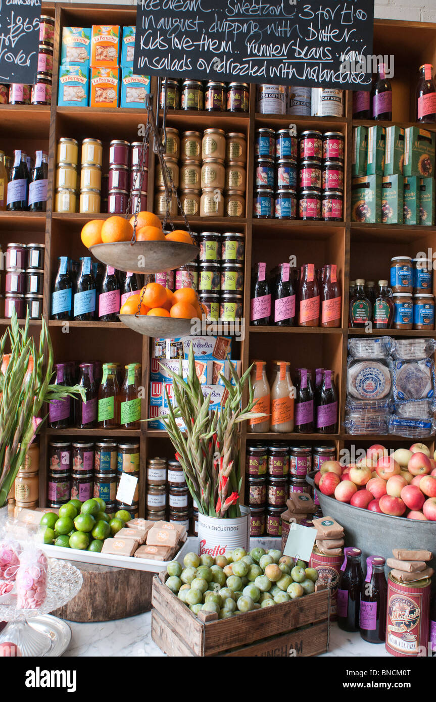 Parte della frutta e verdura a display Bill è produrre Store in Brighton, East Sussex, Inghilterra. Foto Stock