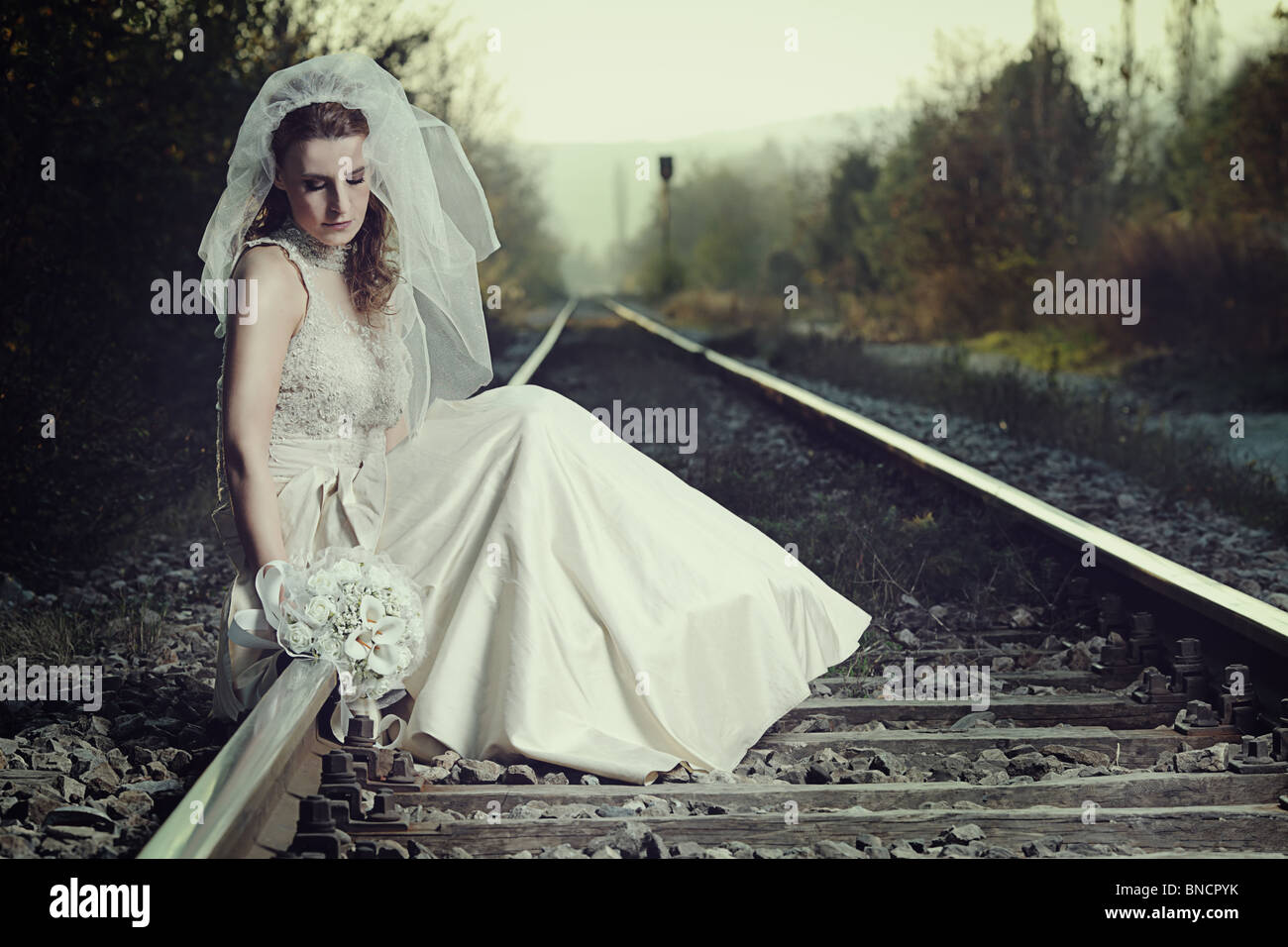 Una vista di un deluso sposa su una linea ferroviaria Foto Stock