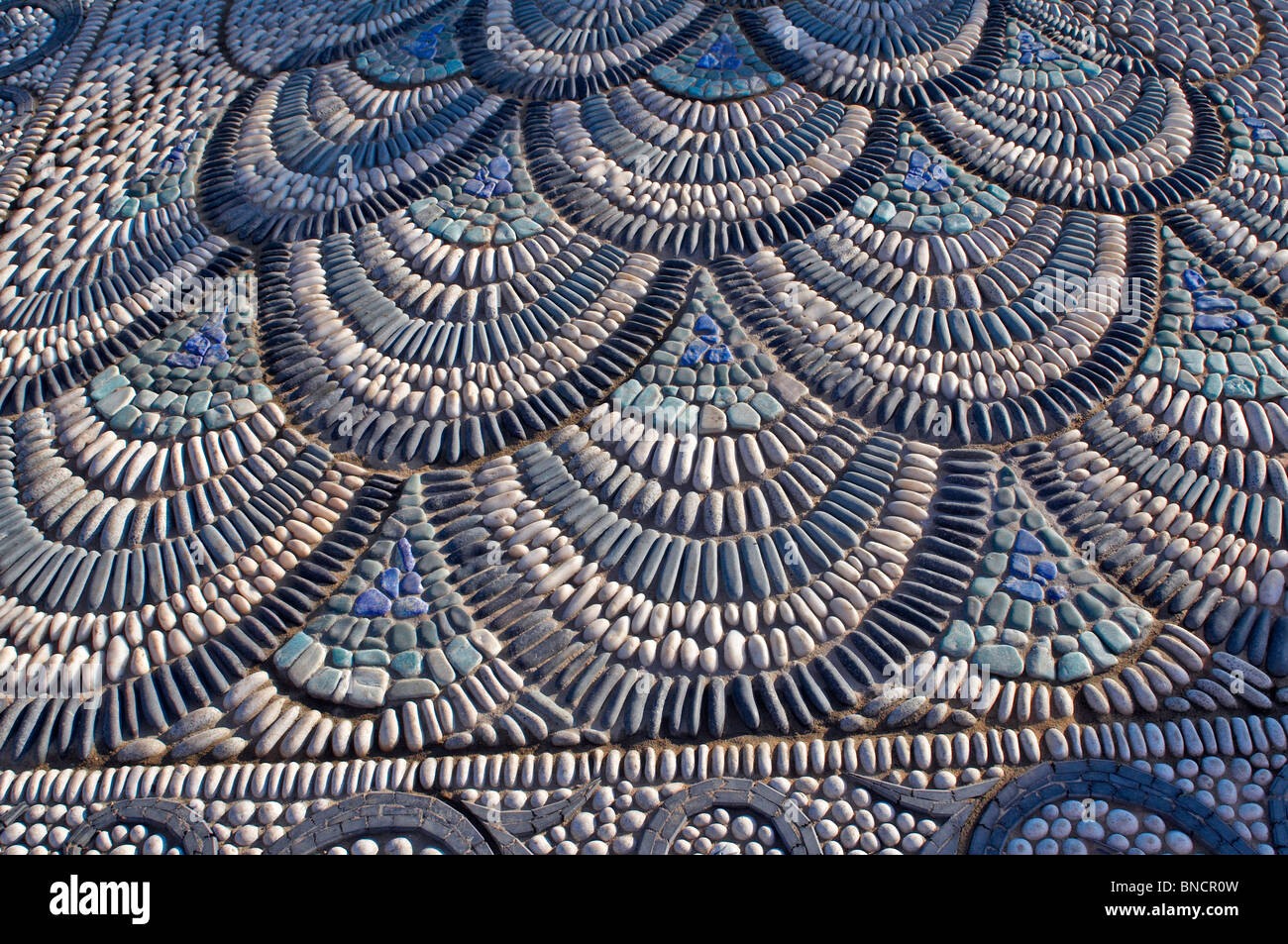 Dettaglio di un tradizionale design Peacock in mosaico di ciottoli utilizzati in un giardino Foto Stock