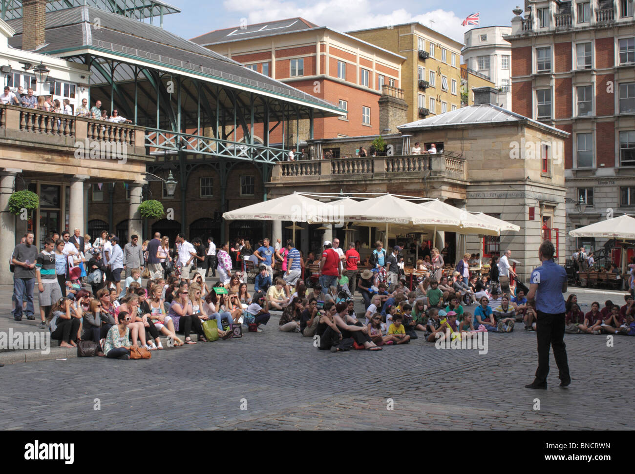 Animatore di strada rivolto verso la folla di spettatori al Covent Garden di Londra estate 2010 Foto Stock