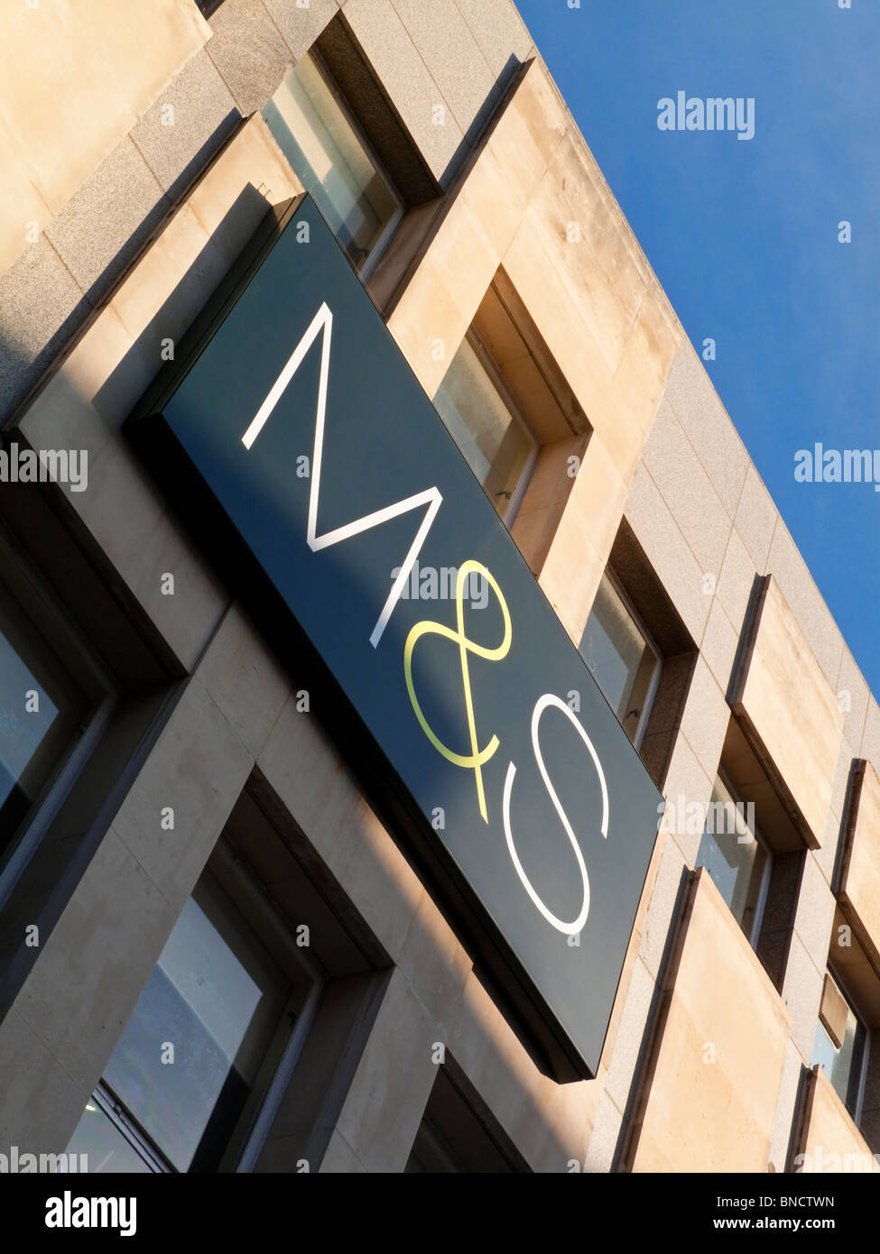 Marks & Spencer firmare al di fuori di un negozio moderno edificio in Southport Lancashire England Regno Unito Foto Stock