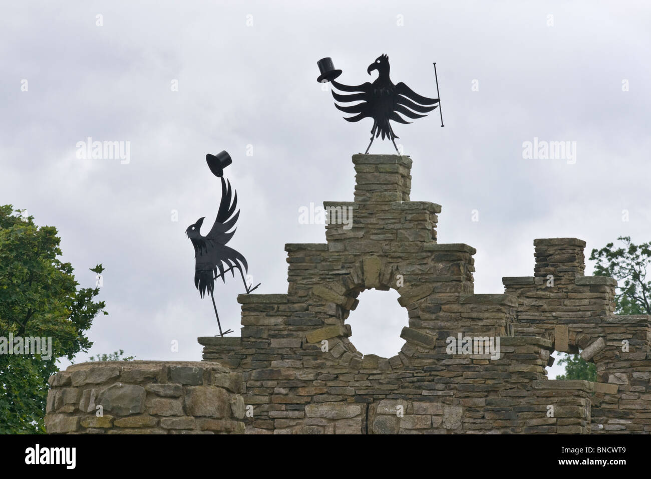 Dancing uccelli stride la parte superiore di una simulazione di castello A ha vietato angolo vicino Middleham, North Yorkshire. Foto Stock