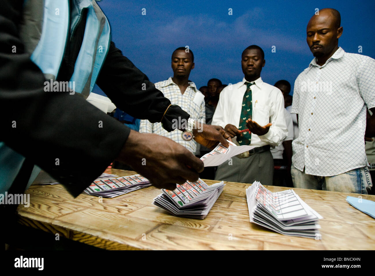 Commissione elettorale il conteggio dei lavoratori scrutini dopo il primo turno delle elezioni presidenziali in Accra, Ghana Foto Stock