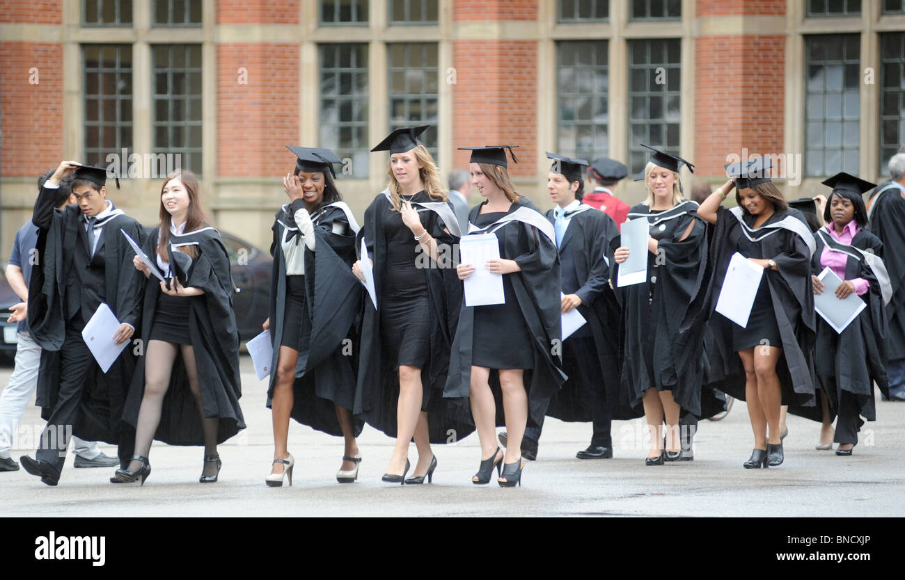 Celebrando laureati presso una università britannica di lasciare la loro cerimonia di laurea con il loro grado di certificati,UK Foto Stock
