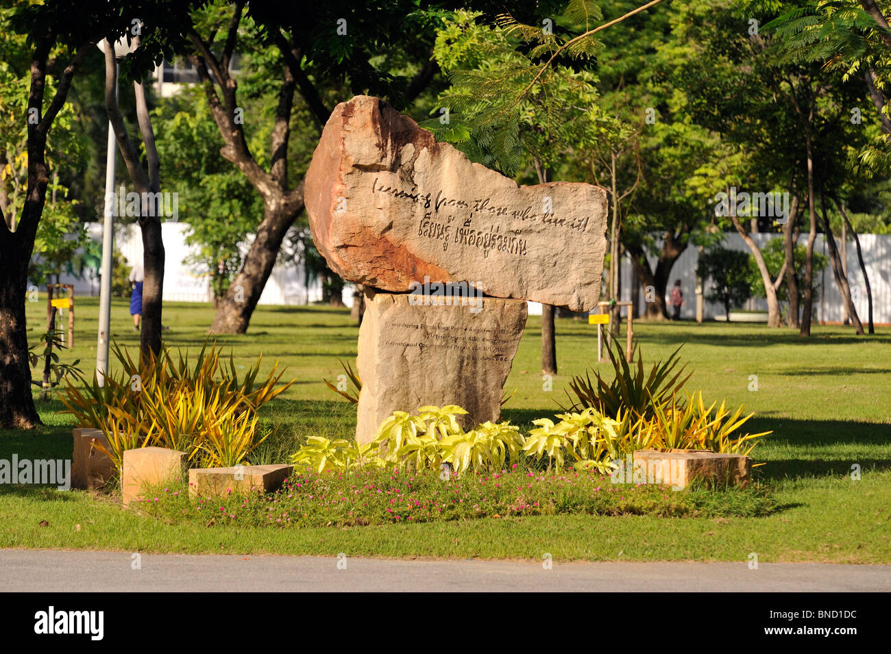 Scultura in pietra e l' iscrizione nel Parco Lumpini, Bangkok Foto Stock