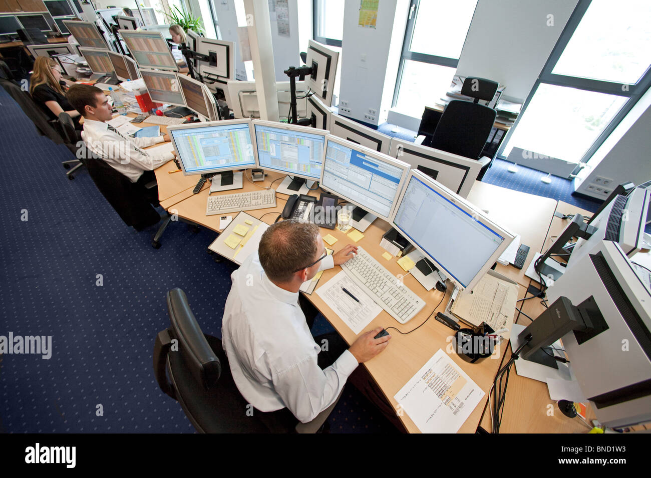 Europeo di scambio energetico, EEX, broker nel trading room a computer, Lipsia, Germania Foto Stock