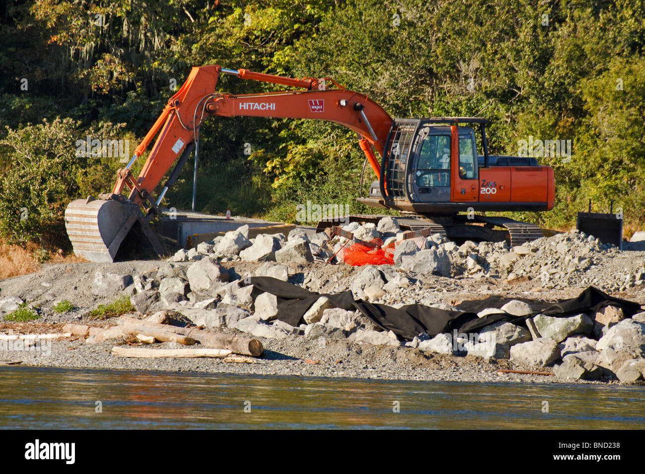Il cucchiaio rovescio escavatore e pila di rocce di grandi dimensioni-Victoria, British Columbia, Canada. Foto Stock