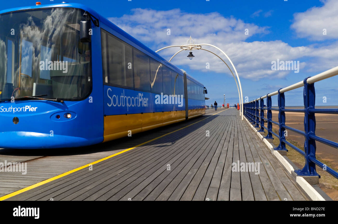 Il tram a Southport Pier Merseyside England il secondo più lungo molo nel Regno Unito aperta per la prima volta nel 1860 ed esteso 1868 Foto Stock