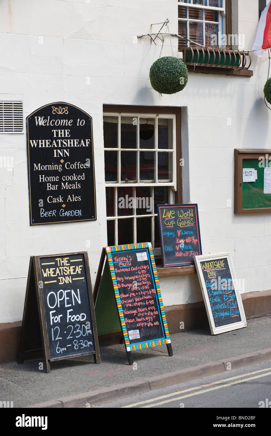 Lavagne fuori il Wheatsheaf Inn pub a Hay-on-Wye Powys Wales UK Foto Stock