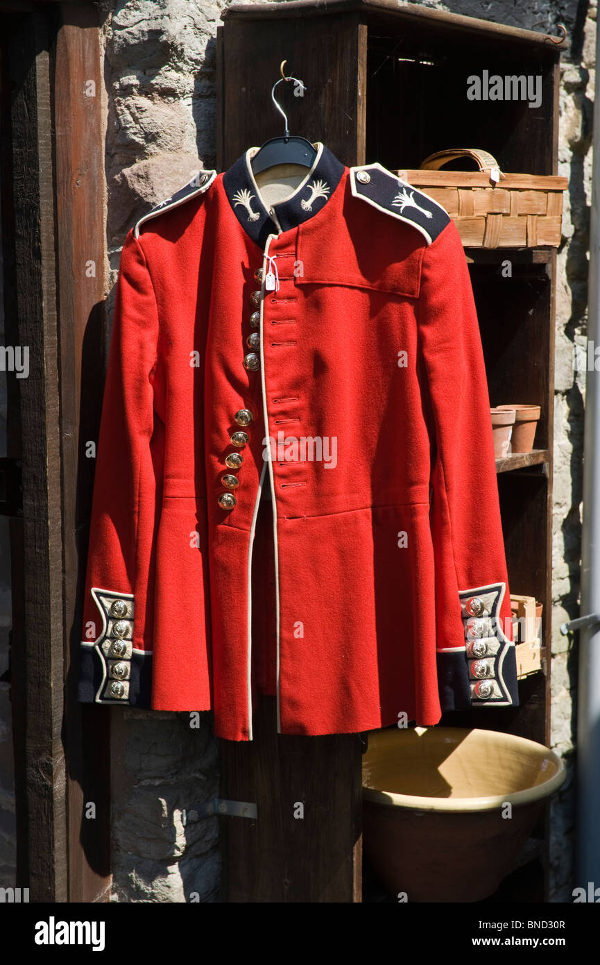 Vecchie protezioni gallese rosso uniforme militare per la vendita in bric a brac shop a Hay-on-Wye Powys Wales UK Foto Stock