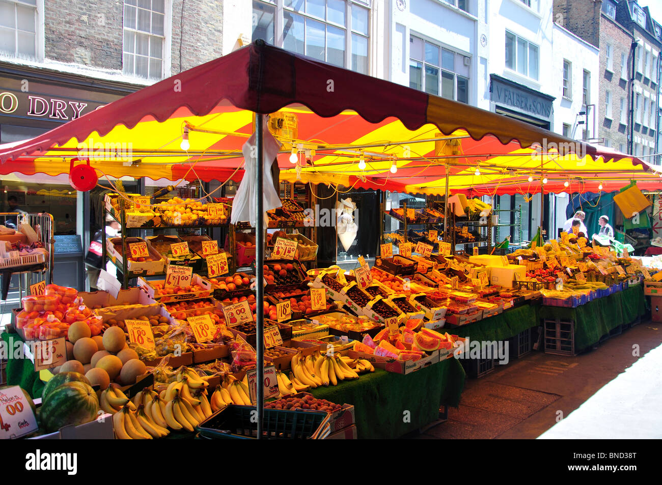 La frutta e la verdura, stallo Berwick Street Market, Soho, West End, la City of Westminster, Greater London, England, Regno Unito Foto Stock
